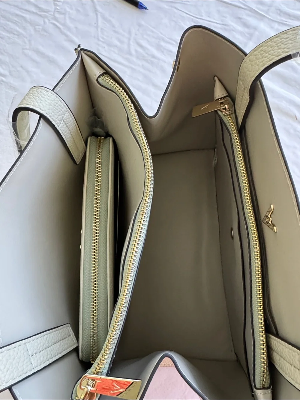 Vanessa Williams V-Logo Cream Tote Bag with Matching Zip Wallet. 11”x9”x6”